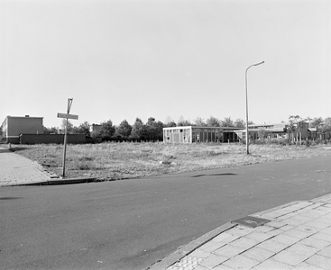 882063 Gezicht op een braakliggend terrein aan de Marokkodreef te Utrecht.